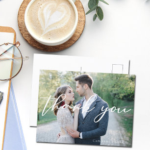 Cartão Postal Agradecimento de Foto de Casamento em Letra Branca