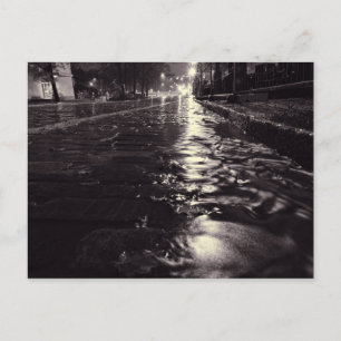 Cartão Postal Água da chuva fluindo na rua do cobblestone