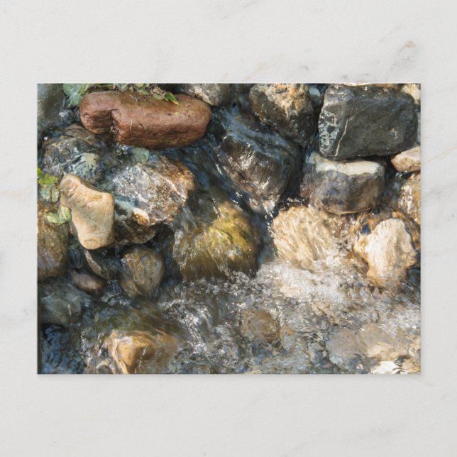 Cartão Postal Água sobrevoando pedras em uma borda (Frente)
