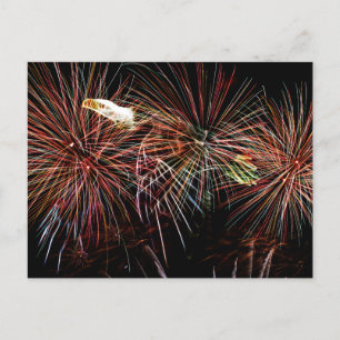 Cartão Postal Águia voando através de fogos de artifício
