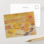 Cartão Postal Ainda é vida com os romances franceses | Vincent v<br><div class="desc">"Ainda a vida com romances e vidro franceses" com um Rosa (1887) do artista poste-impressionista holandês Vincent Van Gogh. Arte original é um óleo na canvas que representa uma pilha de livros em tons amarelos quentes. Use as ferramentas de design para adicionar texto personalizado ou personalizar a imagem.</div>