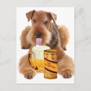 Cartão Postal Airedale Terrier compartilha uma cerveja