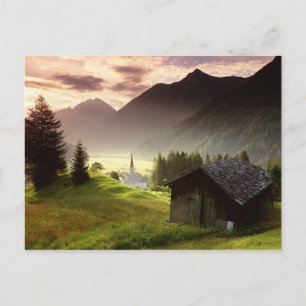 Cartão Postal Aldeia da montanha enevoada de Tirol Áustria