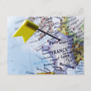 Cartão Postal Alfinete colocado em Paris, França no mapa, close-