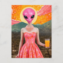 Alienígena engraçada de rosa com suco laranja