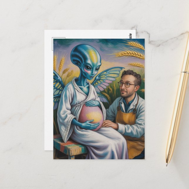 Cartão Postal Alienígena Grávida com Asas no Campo de Trigo (Frente/Verso In Situ)