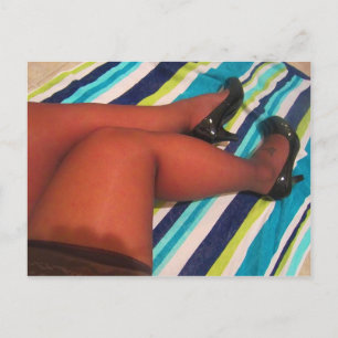 Cartão Postal Altas da coxa de Nylon em Calçados de Bombas Brilh