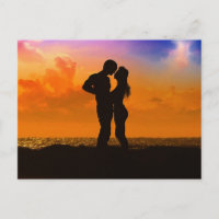 Amantes Beijando no Sunset na Praia
