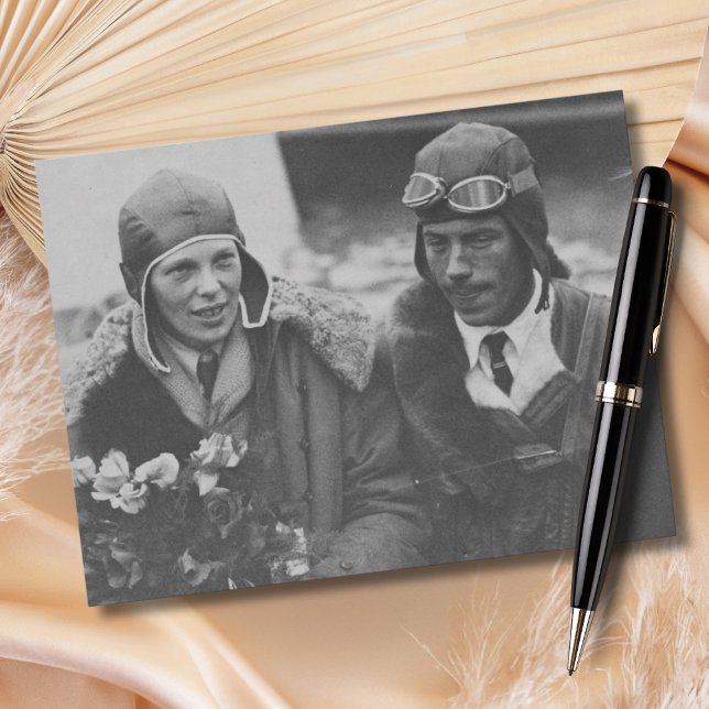 Cartão Postal Amelia Earhart Black White Photo Aviation Birthday (Criador carregado)