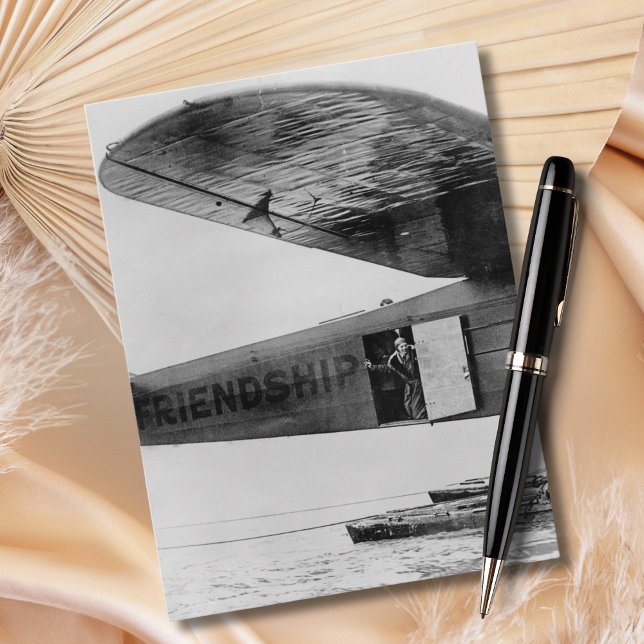 Cartão Postal Amelia Earhart Black White Photo Aviation Birthday (Criador carregado)
