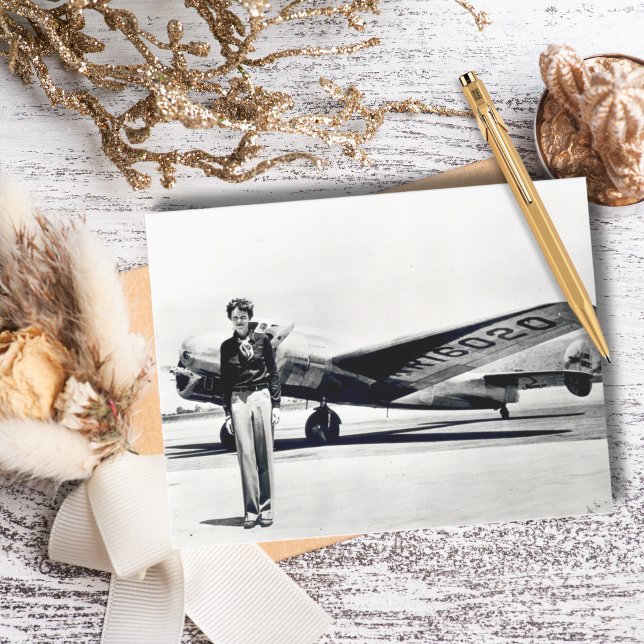 Cartão Postal Amelia Earhart Foto Preta e Branca, Aniversário da (Criador carregado)