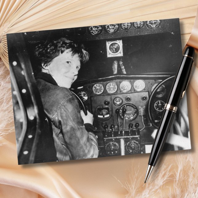 Cartão Postal Amelia Earhart Preto Branco Foto Aviação Antiga (Criador carregado)