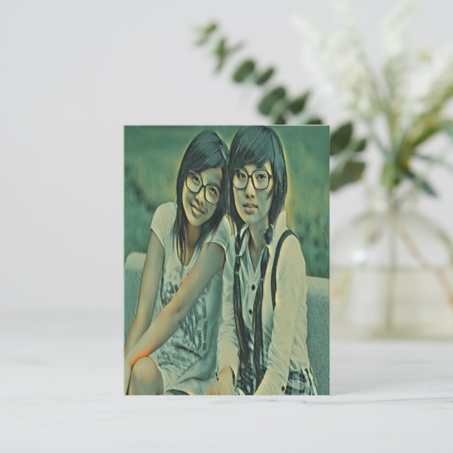 Cartão Postal Amigos bonitos sentados ao lado um do outro (Em pé/Frente)