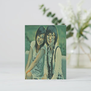 Cartão Postal Amigos bonitos sentados ao lado um do outro