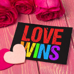 Cartão Postal Amor ganha Orgulho gay Rainbow LGBTQ<br><div class="desc">A casamento gay foi aprovada pelo Supremo Tribunal! Finalmente,  os casais gay e lésbicas podem gozar dos mesmos direitos que merecem. Belo arco-íris para celebrar este dia histórico para a comunidade LGBTQ.</div>