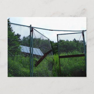 Cartão Postal An abandoned house beyond the broken fence.