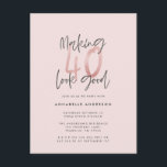 Cartão Postal Aniversário de 40 anos na moda<br><div class="desc">Fazer 40 parece um bom convite de aniversário brilhante. Texto de script moderno monocromático design. Parte de uma coleção.</div>