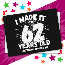 Cartão Postal Aniversário de 62 Anos Sarcástico Meme Divertido