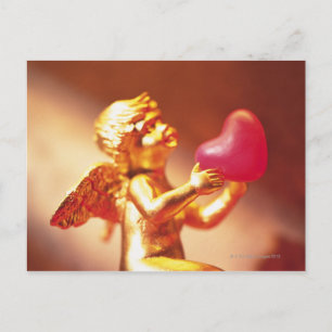 Cartão Postal Anjo do ouro segurando coração rosa, vista later
