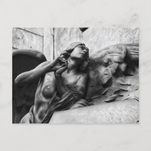 Cartão Postal Anjo lindo com olhar sereno em direção ao céu