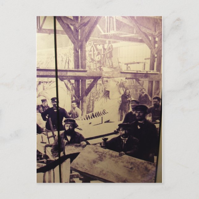 Cartão Postal Antiga estátua fotográfica da Fábrica da Liberdade (Frente)