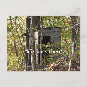 Cartão Postal antigo Outhouse na floresta - personalizar