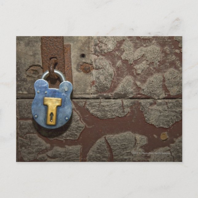 Cartão Postal Antique Metal Lock on Stone Wall (Frente)