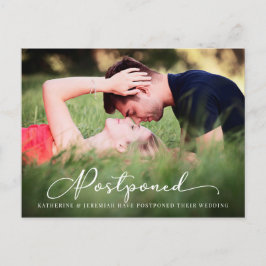 Cartão Postal Anúncio de casamento adiado por script moderno