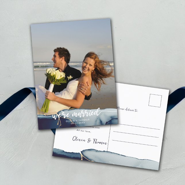 Cartão Postal Anúncio de Elopemento de Fotografia Moderno Casado (navy blue elopement announcement postcard beach wedding photo modern minimalist elegant romantic)