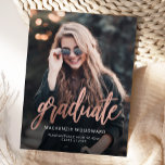 Cartão Postal Anúncio de Graduação de Foto Dourada rosa<br><div class="desc">Cartão postal de lançamento de graduação moderna com uma foto vertical personalizada. A palavra "formando" aparece em um script de folha falsa rosa dourada, com o nome do formando, a escola e o ano de graduação abaixo em letra branca sans serif. Substitua facilmente a imagem de amostra pela foto do...</div>