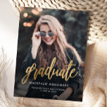 Cartão Postal Anúncio de Graduação de Script Dourado Foto<br><div class="desc">Cartão postal de lançamento de graduação moderna com uma foto vertical personalizada. A palavra "formando" aparece em um script de folha falsa em ouro, com o nome do formando, a escola e o ano de graduação abaixo em fontes brancas sans serif. Substitua facilmente a imagem de amostra pela foto do...</div>