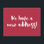 Cartão Postal Anúncio de Movimentação de Na moda Vermelho Modern<br><div class="desc">Anuncie seu estilo com este cartão-postal vermelho moderno "Nós temos um novo endereço!". Projetado com um guião branco e ousado em um fundo vermelho rico, é uma forma na moda para deixar amigos e familiares saberem onde chegar até você. Totalmente personalizável no verso com seu novo endereço e mensagem. Um...</div>