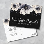 Cartão Postal Anúncio de Movimentação Floral de Nova Cores de Ág<br><div class="desc">Um cartão de anúncio impressionante. Diga aos seus amigos e familiares que se mudaram e mudaram de endereço. Design de flores brancas e negras, simples e bonitas. Um olhar clássico, mas caprichoso, com flores negras, cinzas e creme coloridas, com tipografia de roteiros e cartazes modernos. Edite todo o texto para...</div>