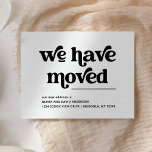 Cartão Postal Anúncio de Movimentação Retro e Boho Preto e Branc<br><div class="desc">Este anúncio comovente ao estilo "boho",  preto e branco,  diz "nós nos movemos" na tipografia retrorreflectora preta sobre um simples fundo branco. A maneira perfeitamente na moda para deixar amigos e familiares saberem que você tem uma nova casa.</div>