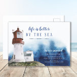 Cartão Postal Anúncio de movimento do farol costeiro<br><div class="desc">Lindo anúncio da nova cor d'água com um farol vermelho e branco costeiro com uma lavagem de cor azul-escura.</div>