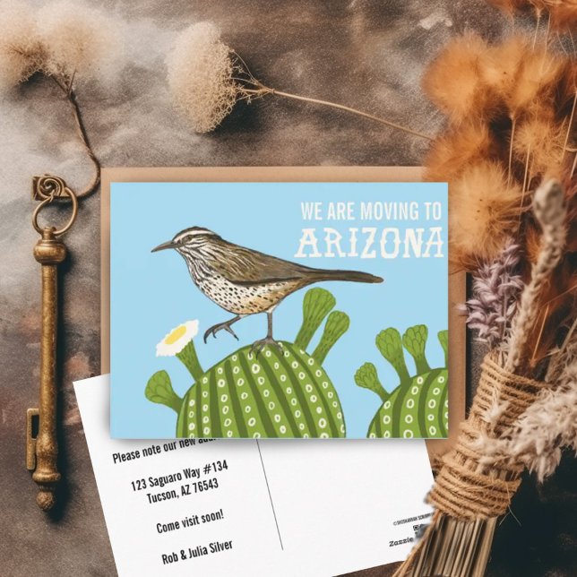 Cartão Postal ANÚNCIO DE MUDANÇA Arizona, Corvo-da-Cactácea Sagu (Arizona moving announcement postcard with cactus wren and saguaro cactus illustration. Customizable!)