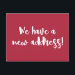 Cartão Postal Anúncio de mudança moderno e elegante em vermelho<br><div class="desc">Anuncie sua mudança com estilo com este cartão postal moderno em vermelho “Temos um novo endereço!”. Concebido com uma caligrafia branca ousada em um fundo vermelho rico, é uma maneira elegante de informar amigos e familiares onde encontrá-lo. Totalmente personalizável no verso com seu novo endereço e mensagem. Um cartão de...</div>