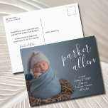 Cartão Postal Anúncio de Nascimento de Script Elegante<br><div class="desc">Cartões postais de anúncio de nascimento elegantemente doces apresentam sua foto favorita de recém-nascido em hemorragia de cheio,  com o nome do bebê em uma escrita branca inclinada e estatísticas de natalidade em letras brancas chic e sua mensagem pessoal no verso. CORRESPONDENDO a itens na nossa loja.</div>