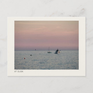 Cartão Postal AO CREPÚSCULO — Barcos em um Mar Tranquilo Fotogra