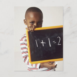 Cartão Postal Aprendendo aritmética. Menino de 4 anos segurando