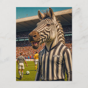 Cartão Postal Árbitro zebra em um jogo de futebol