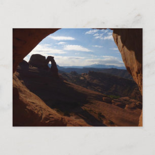 Cartão Postal Arch Delicado através da Janela Rock em Arches