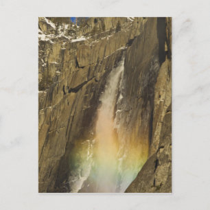 Cartão Postal Arco-íris na Cachoeira Superior de Yosemite em Yos
