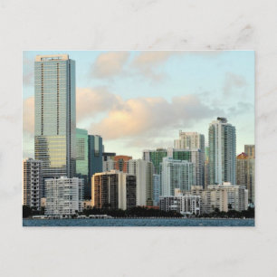 Cartão Postal Arranha-céus de Miami contra o céu limpo