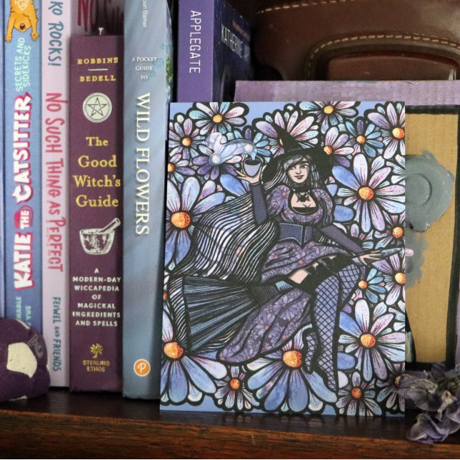 Cartão Postal Arte Daisy de Bruxa de Café Roxo (Criador carregado)