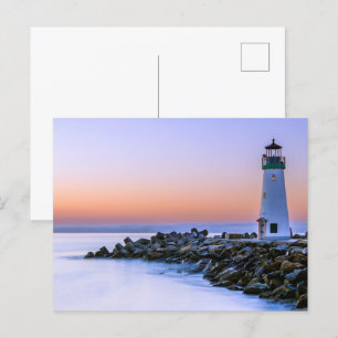 Cartão Postal Arte de Farol Simplista Costeira Calma e Pacífica