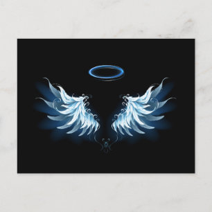 Cartão Postal Asas de anjo azuis brilhantes em fundo preto