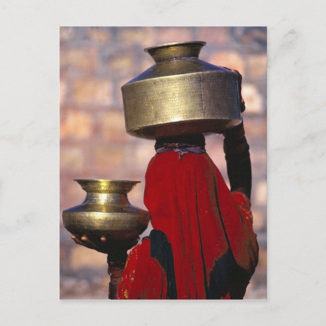 Cartão Postal Ásia, Índia, Rajasthan. Uma mulher local em vermel (Frente)