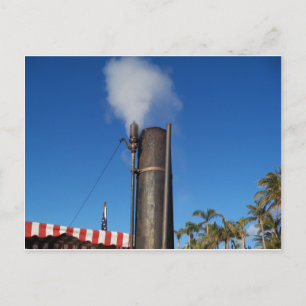 Cartão Postal assobio a vapor velho com uma pluma branca de vapo