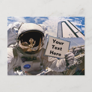 Cartão Postal Astronauta da NASA segurando placa - Adicionar tex